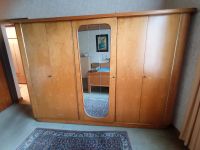 Letzte Chance: Kleiderschrank original 60er Jahre Holz massiv Nordrhein-Westfalen - Krefeld Vorschau