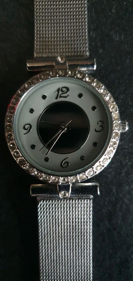 Einfache und schlichte Quarz Damen Armband Uhr von LBYVR in Aurich