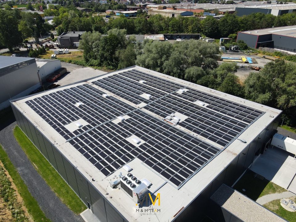 Bundesweite Photovoltaik montage Gewerbe Solarpark Dach Freiland in Hannover