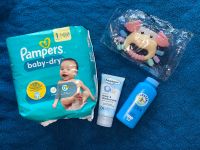 Baby Geschenk Set Pampers Rassel NEU Creme Puder Niedersachsen - Lüneburg Vorschau