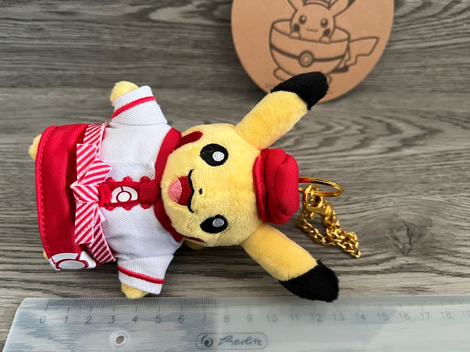 Pokemon Pokémon Cafe Chef Waitress Pikachu Plushie Exklusiv in Bonn