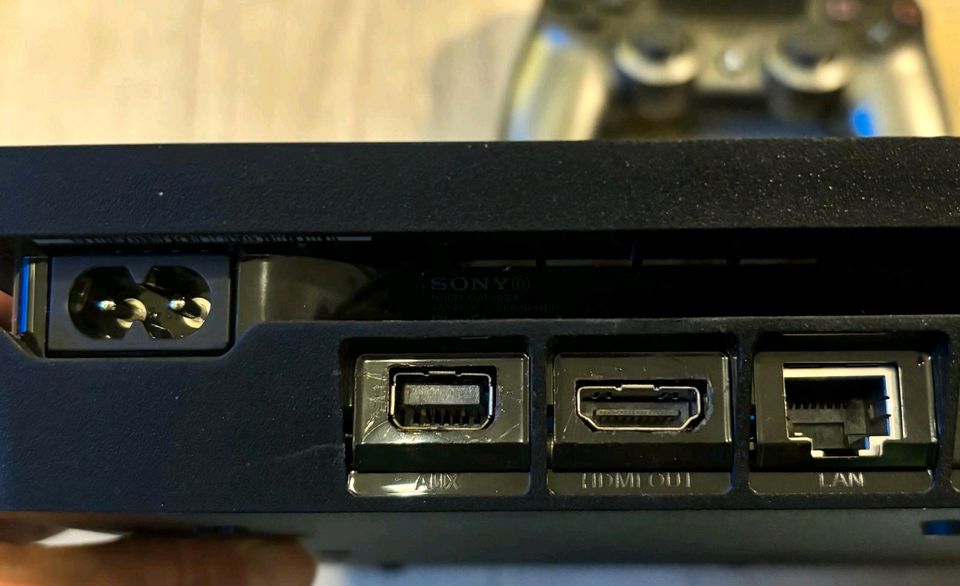 Playstation 4 Slim, PS4 mit 2 Controllern, neuwertig in Leipzig