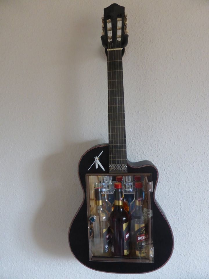 Minibar Bar Gitarre Gitarrenbar Gitarrenregal in Braunsbedra