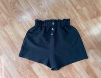 kurzer Short in schwarz/ kurze Hose mit Zierknöpfen/Knopfleiste Düsseldorf - Holthausen Vorschau