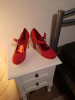 Pumps Velourslederoptik mit Schnalle rot Berlin - Reinickendorf Vorschau