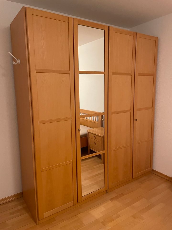 Schlafzimmer: Schrank, Bett, Nachttische in Lage