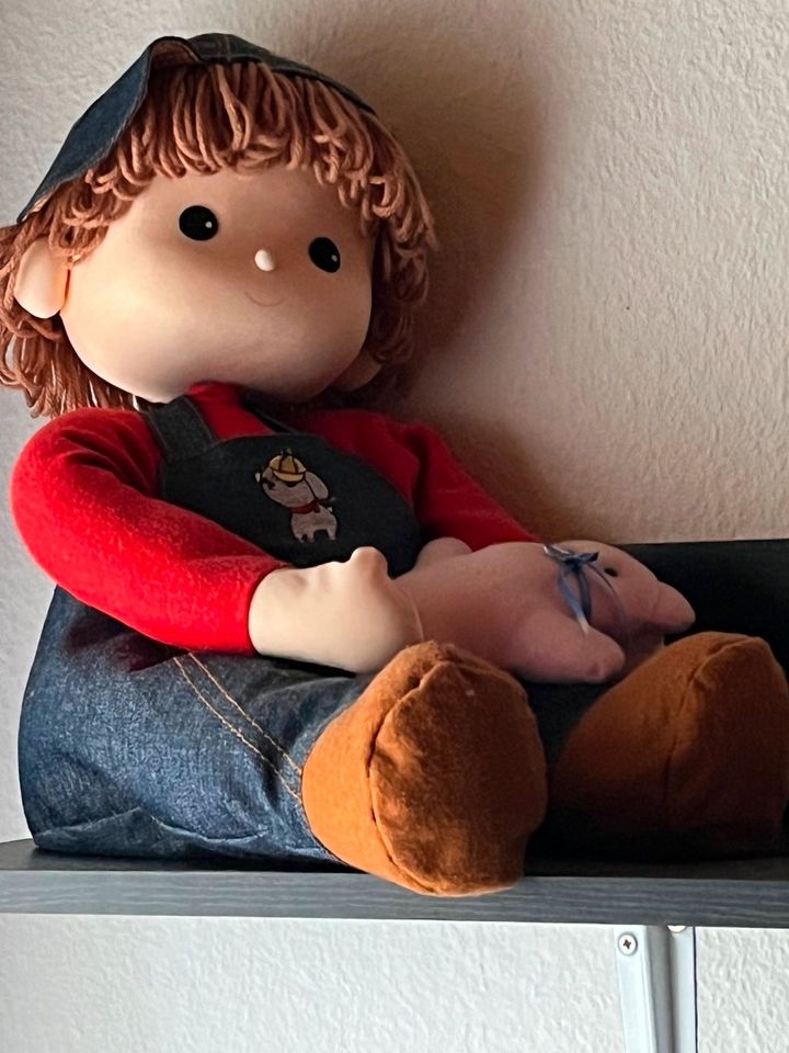 Puppe mit Spieluhr in Plettenberg