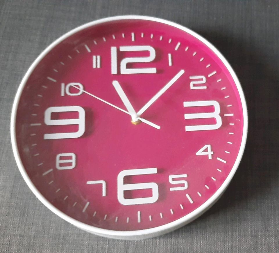 Wanduhr weiß-pink in Westerstede