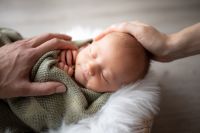 Neugeborenenshooting Fotoshooting Newborn Fotograf Babyshooting Niedersachsen - Seelze Vorschau