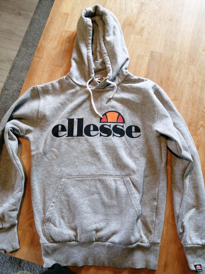 Hoodie von Ellesse in Gr. XS in Bad Emstal