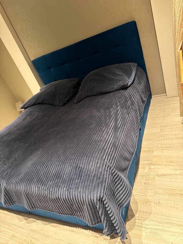 Doppelbett Boxspring Samt Marienblau mit Stauraum ist 1 Jahr alt. in Hamburg