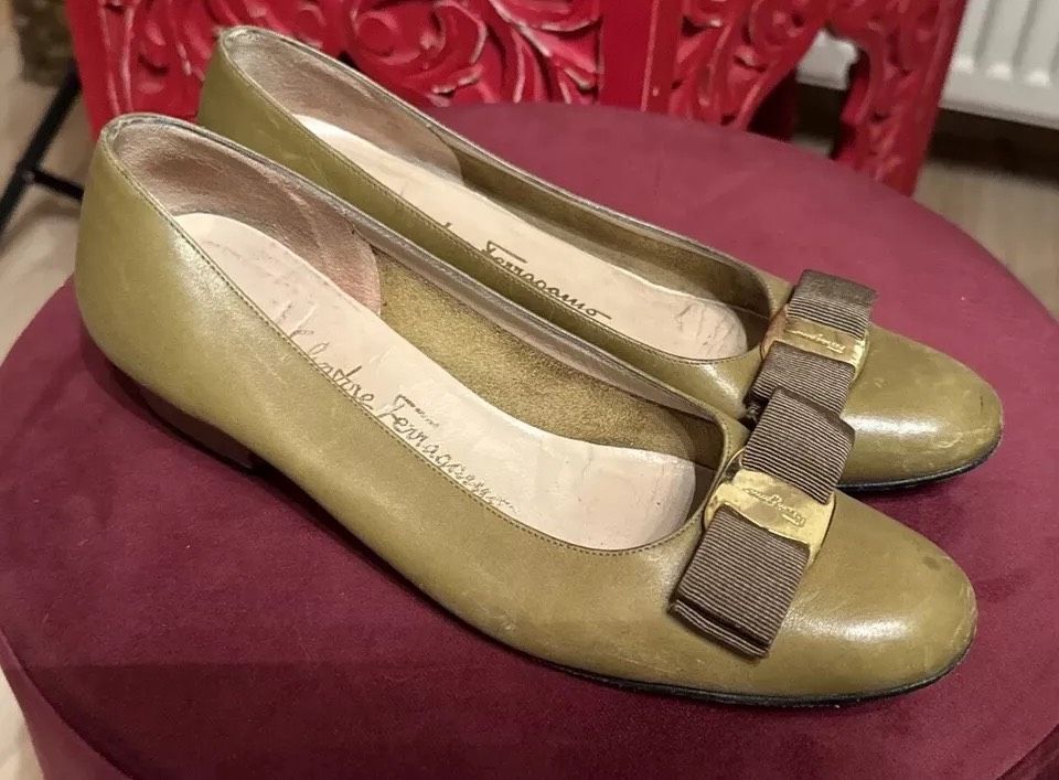 Ferragamo Kaki Pumps in 37,5 in Essenbach