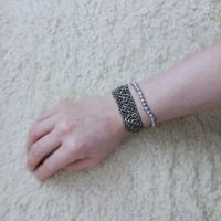 zwei Armbänder mit grauen Perlen / Schmuck / Accessoires Berlin - Schöneberg Vorschau