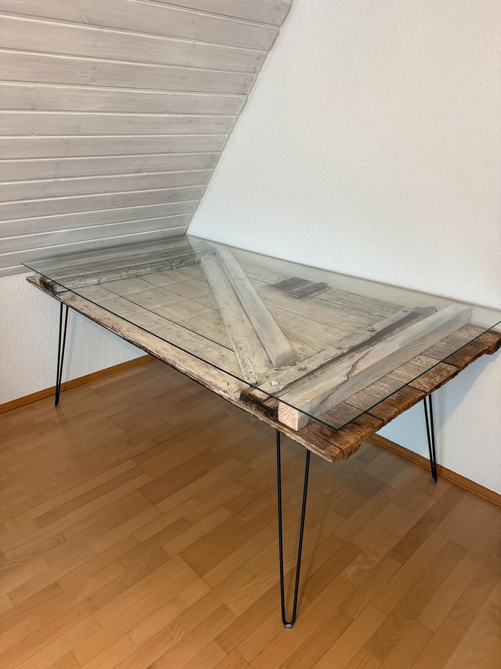 ✨ Einzigartiger Tisch aus Scheunentür mit Glasplatte abzugeben in Dornhan