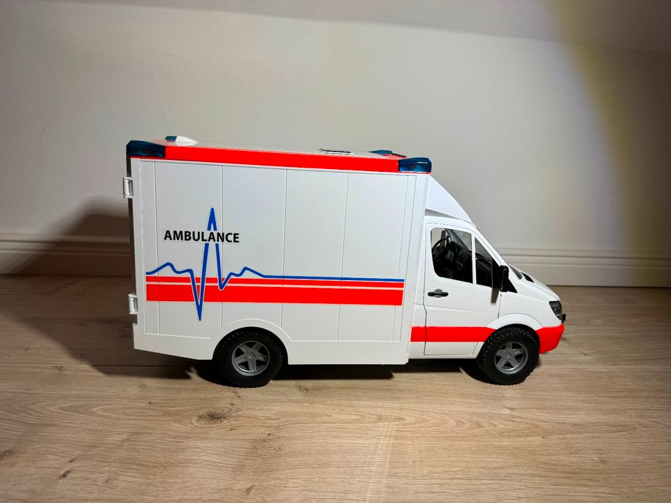 Bruder Krankenwagen mit Licht- und Soundmodul in Neumünster