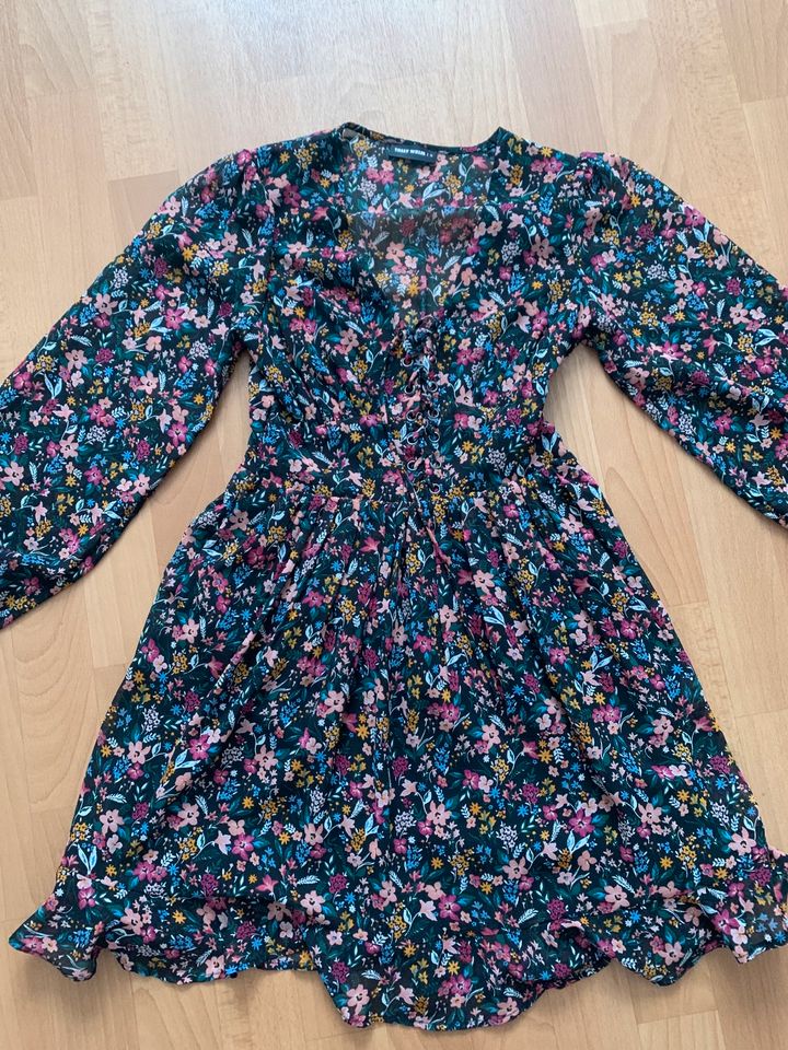 Tolles Kleid mit Blumen, Gr. XS, NEUWERTIG!❤️ in Oberlungwitz