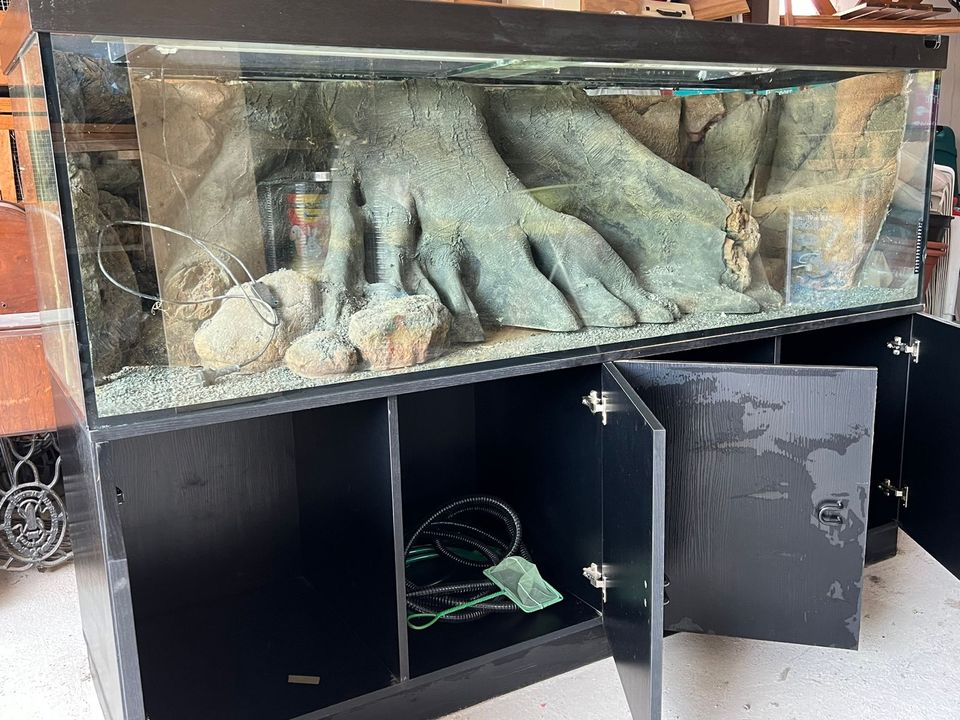 Aquarium mit Unterschrank in Döllstädt