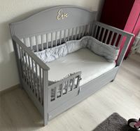 Bellamy Babybett grau 70x140 inkl. Schublade und Rausfallschutz Hessen - Eichenzell Vorschau