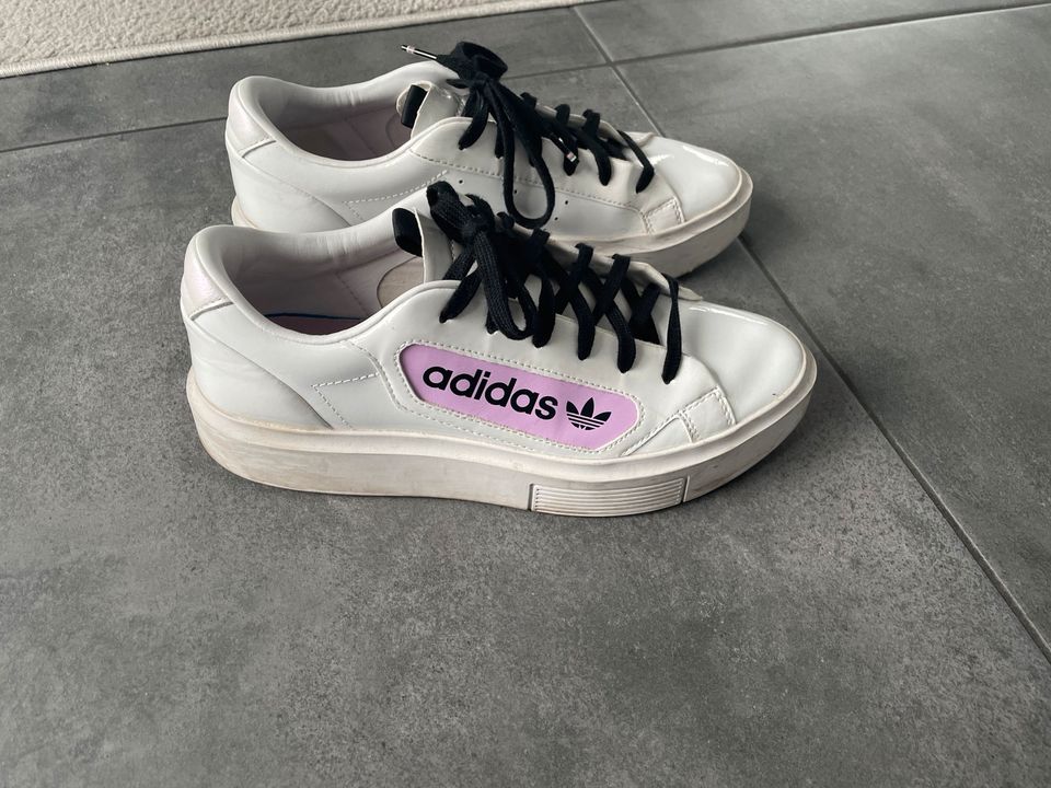 Adidas Sleek Sneaker 42 Plateauabsatz lila, violett, weiß Lack in Rees