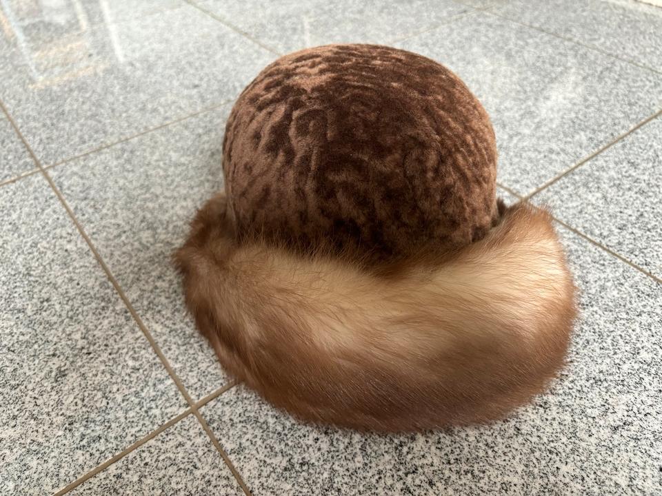 Damen Pelzmantel aus echtem Fell vom Nutria mit Echtfellhut in Herzogenaurach