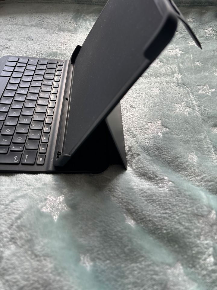 Logitech iPad hülle mit Tastatur in Hamburg