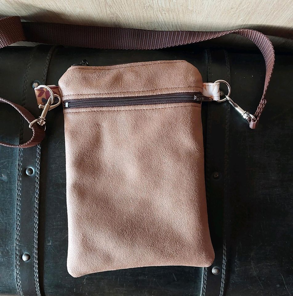 Handytasche zum Umhängen - Handmade- mit 2 Reißverschlussfäc in Büdingen