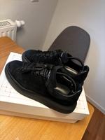 Alexander McQueen Schuhe schwarz samt Hessen - Marburg Vorschau