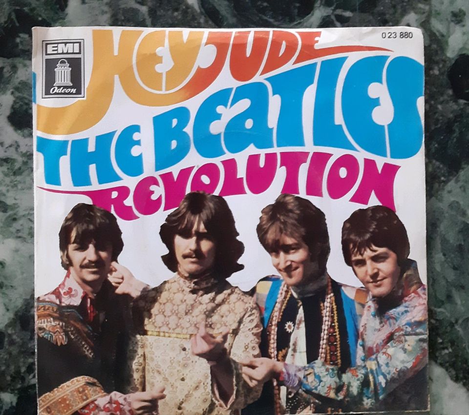 Single Beatles "Revolution " in Heroldstatt
