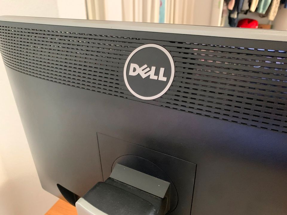 Dell 24" Monitor U2412M mit DVI zu HDMI Kabel in Zeithain