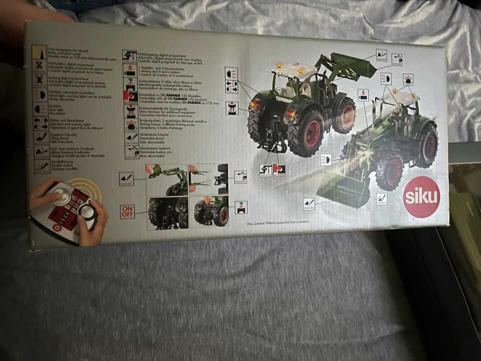 Siku Control  Traktor Fendt mit frontlader  und Ladegerät in Löwenberger Land-Grüneberg