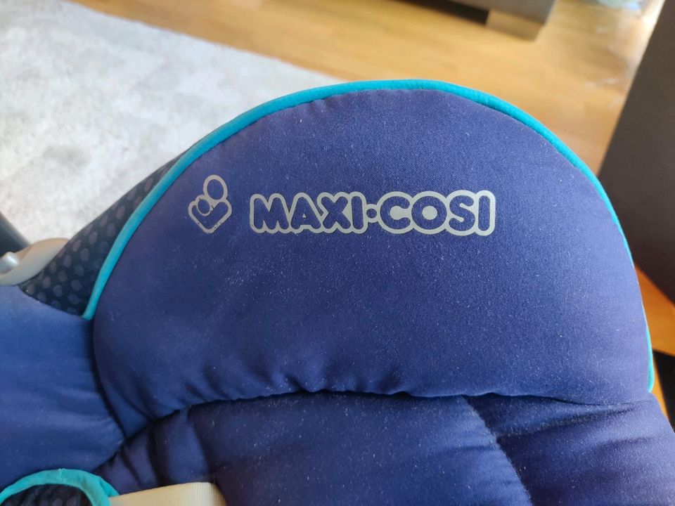 Maxi Cosi Babyschale mit Isofixstation und Neugeboreneneinsatz in Schwabach