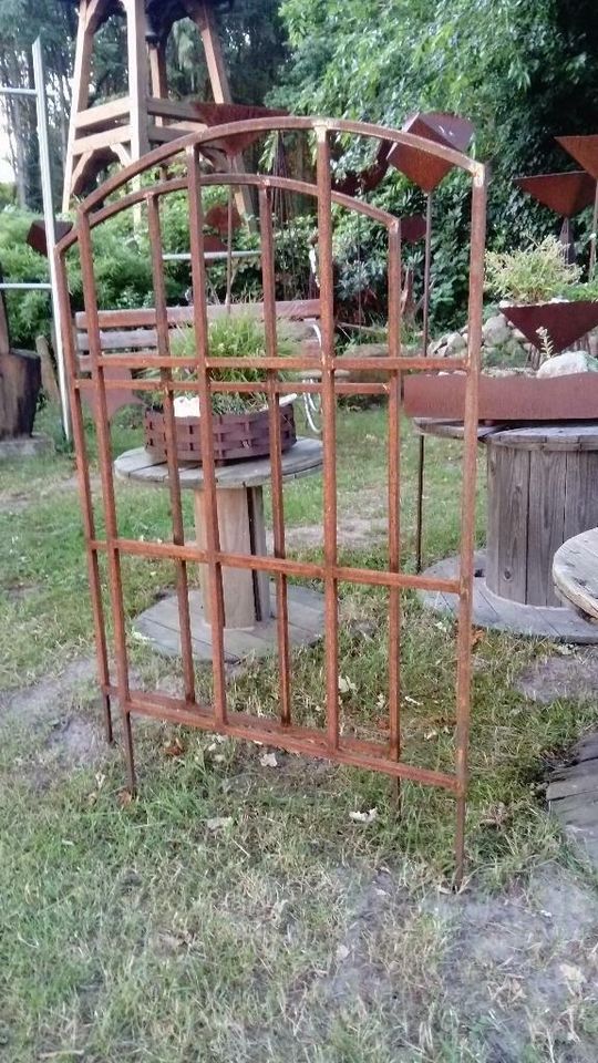 Dekofenster Rankhilfe Kein Gussfenster Edelrost Ruinenmauer Garte in Lindern (Oldenburg)