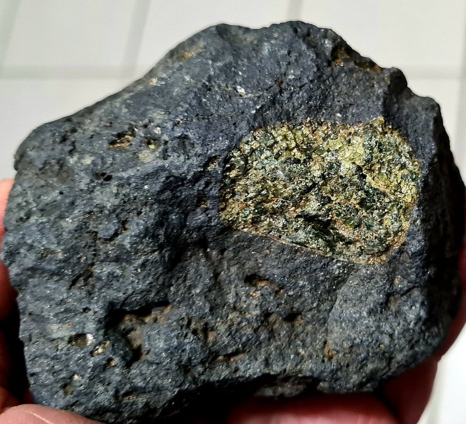 Olivin in Basalt Bauersberg Bischofsheim Rhön Gesteine Mineralien in Ebersburg
