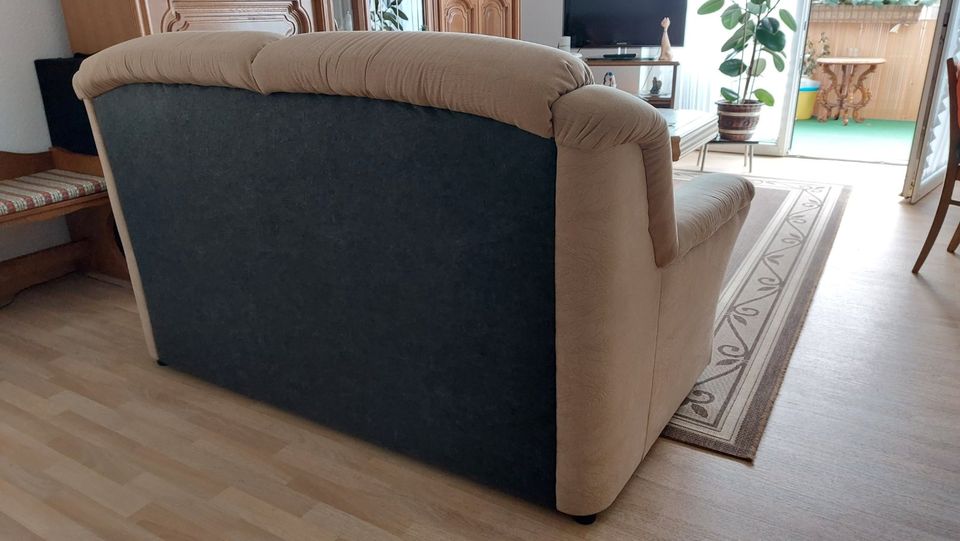 Couch, Zweisitzer mit Stoffbezug beige in Beilrode