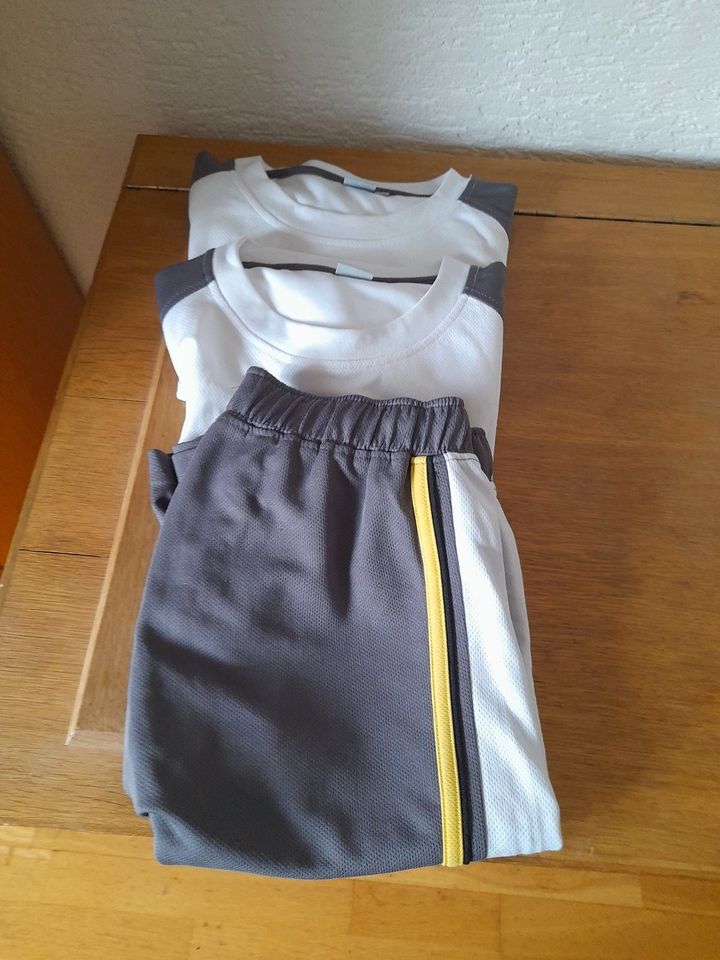 neuwertiges Sport- oder Freizeitset mit zusätzl. Shirt in Gr. 152 in Monheim