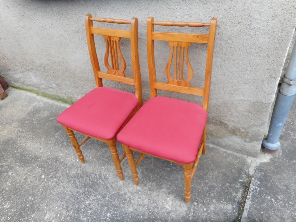 2 gepolsterte Kiefern-Stühle in Illerich