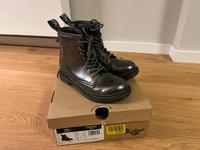 Dr. Martens Stiefeletten in Silbergrau Lack, Größe 33 Nordrhein-Westfalen - Enger Vorschau