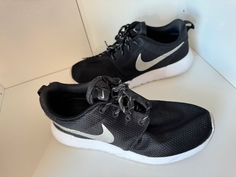 Nike Schuhe in 38 in Hamburg