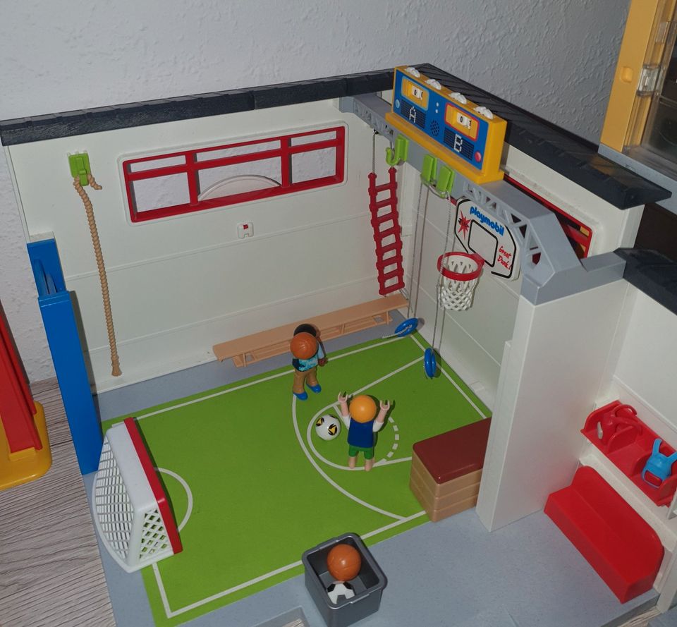 Playmobil Schule 4324 XXL, 4 Etagen, Turnhalle, Bus + Haltestelle in Lachendorf