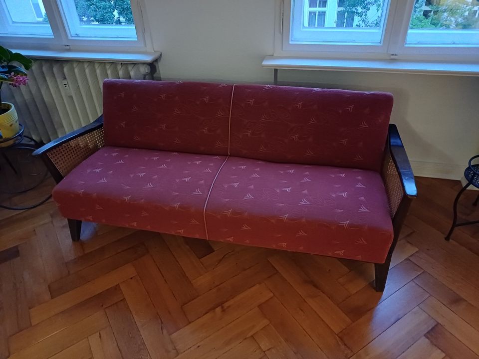 Retro-Sofa / Klappsofa / 2-Sitzer Chippendale, rot, gebraucht in Berlin