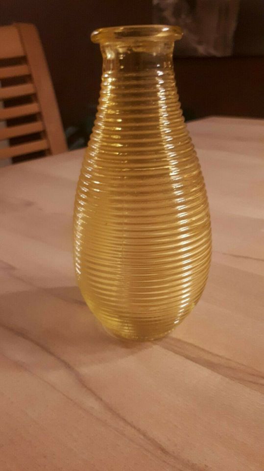 gelbe Glasvase, Vase, Gefäß, Deko, H 15,5 cm, total süß, TOP in Friedberg