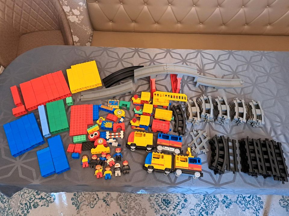 Lego Duplo Konvolut Schienen, Züge, Figuren, Steine in Bad Bederkesa