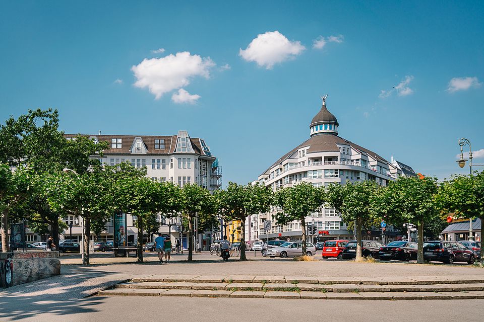 Hochwertig saniertes 1-Zimmer-Apartment mit Echtholzboden, Terrasse & hochmoderner Therme in Berlin