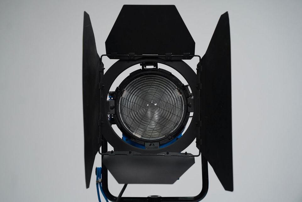 ARRI Junior 2000W Fresnel Tungsten Stufenlinse Filmlicht in München