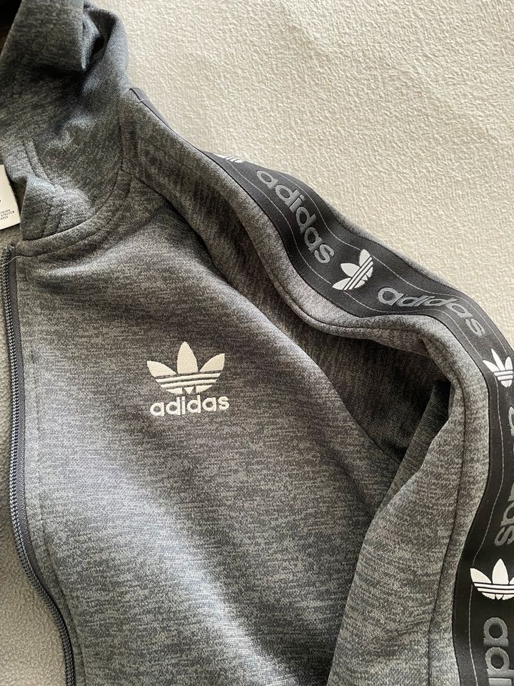 Adidas Jacke Gr.176 in Burgwedel