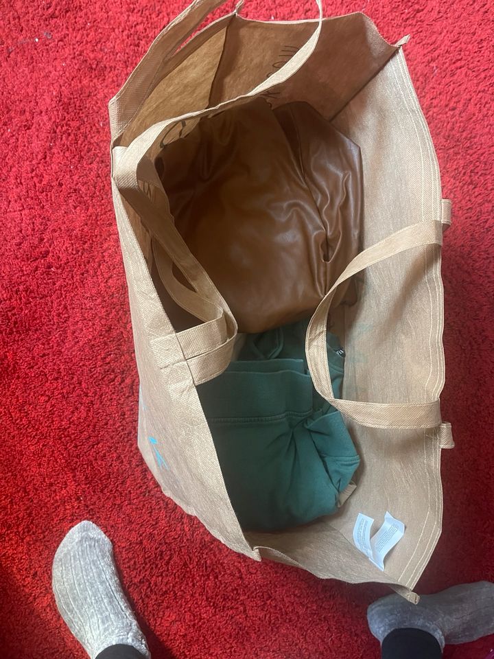 Zara Kleidung Tasche voll Größe S in Oberhausen