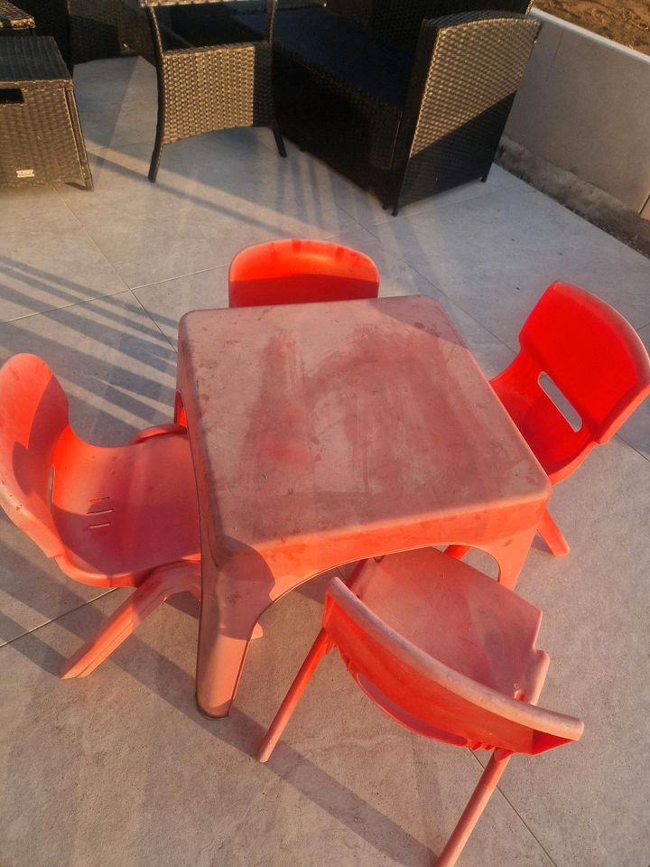 Kindertisch mit 4 Stühlen rot in Nürnberg (Mittelfr)