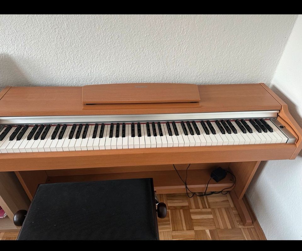 Yamaha YDP-131 e-Piano mit Bank in Kamp-Lintfort