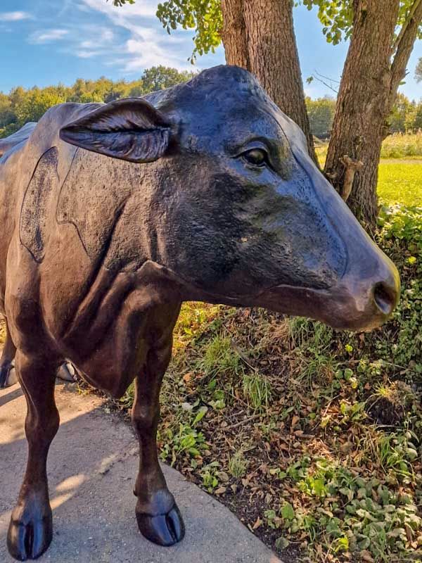 Lebensgroße Bronzefigur einer Kuh - Charmante Gartendekoration in Wickede (Ruhr)