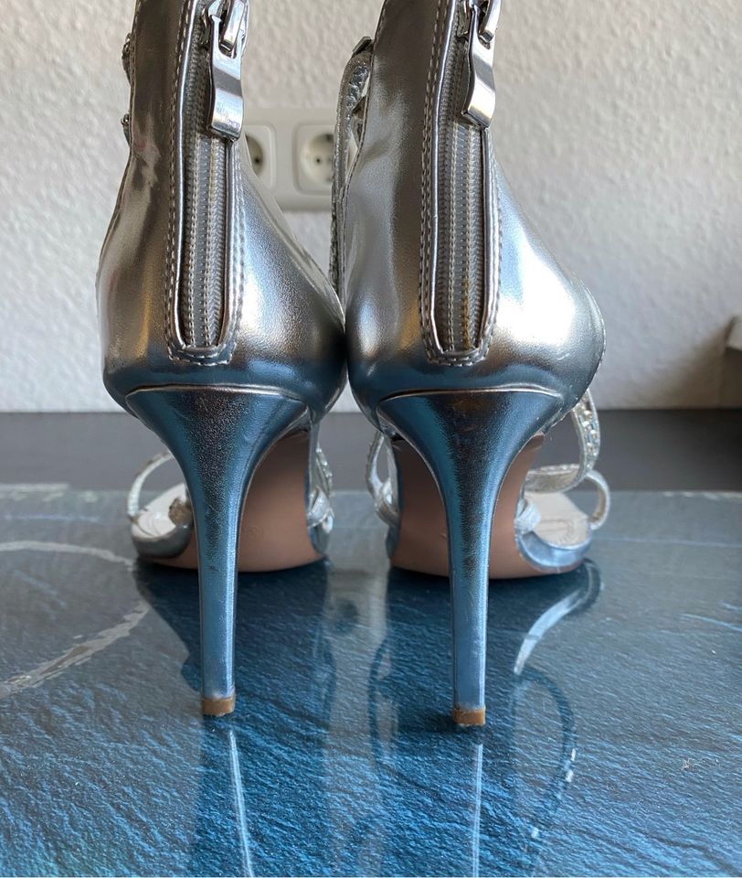 High Heels Silber Sandaletten 38 Absatzhöhe 9,5cm Pumps in Hannover